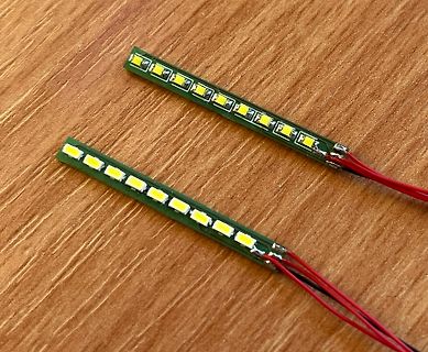 Zwei LED-Streifen auf Holzuntergrund