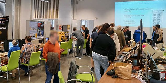 Menschenmenge in einem Computer Museum