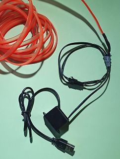 USB-Netzteil mit rotem Schlauch