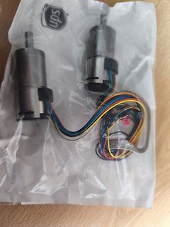 Zwei Elektromotoren in Plastikverpackung
