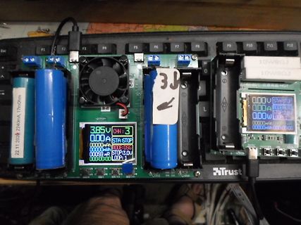 Elektronik-Aufbau mit Batterien und Display