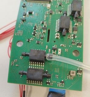 Foto einer grünen Leiterplatte mit elektronischen Bauteilen
