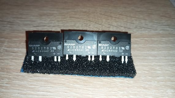 Drei Sharp S202T02 Relais auf Schaumstoff