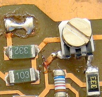 Nahaufnahme einer Leiterplatte mit elektronischen Bauteilen