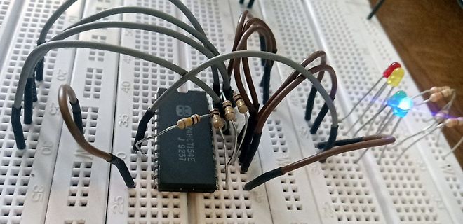 Aufbau mit IC 74HCT154E und LEDs auf Breadboard