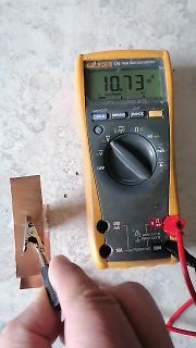 Multimeter misst Spannung an Kupferstreifen