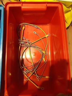 Kabel mit Kabelschuhen in einer roten Box