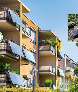 Mehrstöckiges Wohngebäude mit Photovoltaikanlagen auf den Balkonen