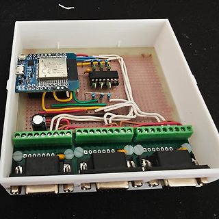 Elektronikaufbau in weißem Gehäuse mit Mikrocontroller und Klemmen