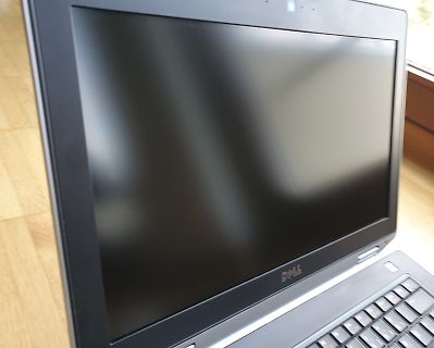 Nahaufnahme eines Laptops mit schwarzem Bildschirm