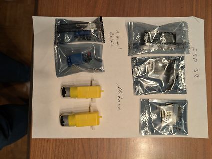 Elektronikbauteile und Motoren auf weißem Papier