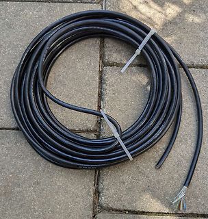 Schwarzes Kabel auf Steinboden