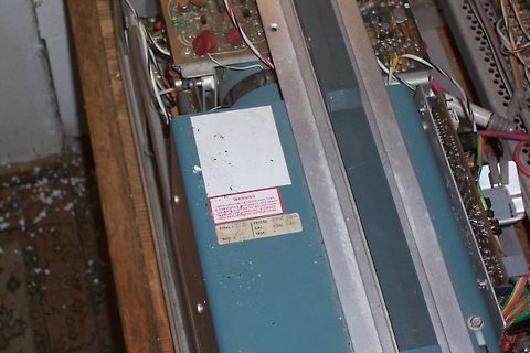 Innenansicht eines elektronischen Geräts mit Warnaufkleber