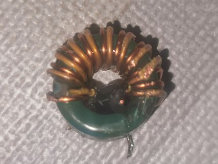 Toroidkern mit Kupferdraht umwickelt