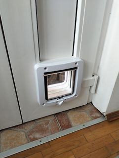 Katzenklappe in einer Tür