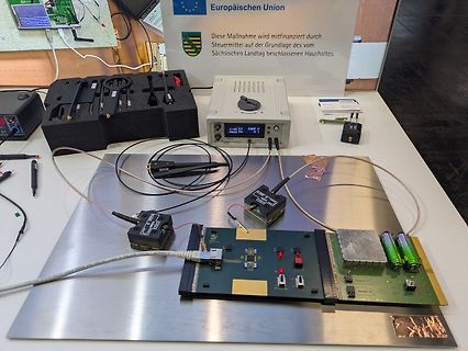 Elektronik-Messaufbau mit Leiterplatte und Netzteil