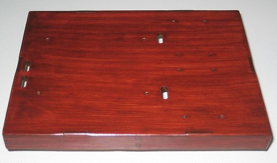 Holzbrett mit Aussparungen