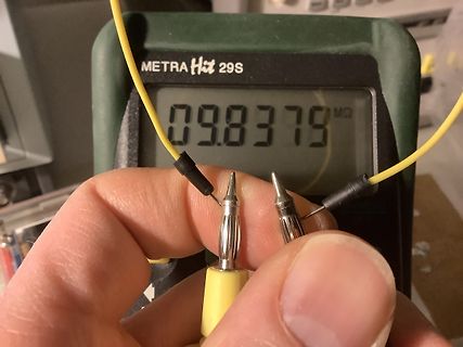 Multimeter zeigt Widerstandswert an