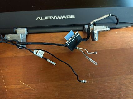Defektes Displaykabel eines Alienware Laptops