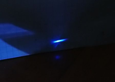 Blaues Licht auf dunklem Untergrund