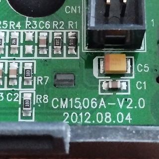 Nahaufnahme einer grünen Leiterplatte mit SMD-Bauteilen