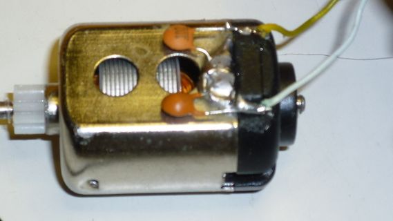 Gleichstrommotor mit Lötstellen und Kondensatoren