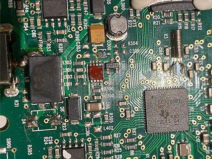 Nahaufnahme einer Leiterplatte mit elektronischen Bauteilen