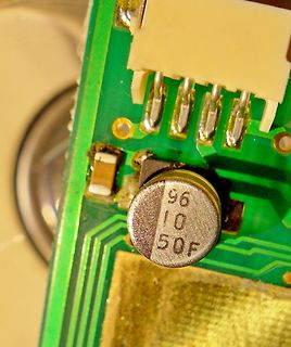 Nahaufnahme einer Leiterplatte mit Elektrolytkondensator