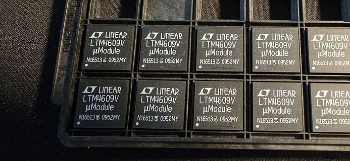 Mehrere LTM4609V µModule Bauteile in einer Schachtel