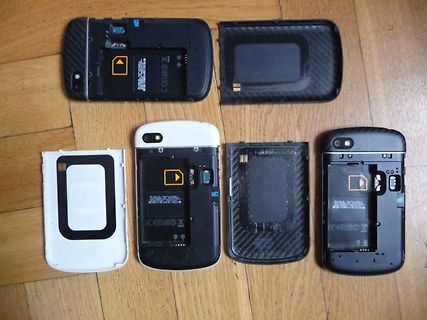 Zerlegte Gehäuse und Komponenten eines Mobiltelefons