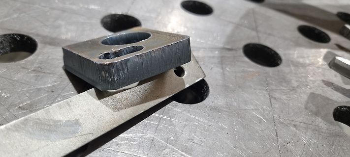 Metallblock auf Lochplatte