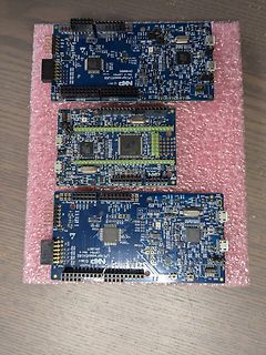 Drei blaue Mikrocontroller-Entwicklungsboards auf Luftpolsterfolie