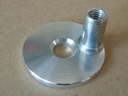 Metallisches Bauteil mit Gewinde und Loch