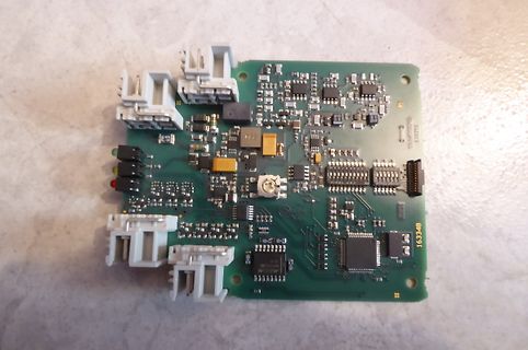 Leiterplatte mit Steckverbindern und elektronischen Bauteilen