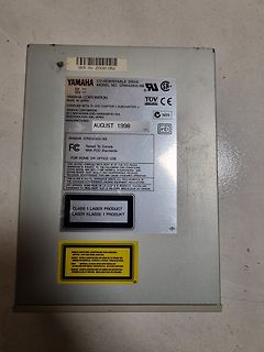 Typenschild eines Yamaha CD-Rewritable Drive