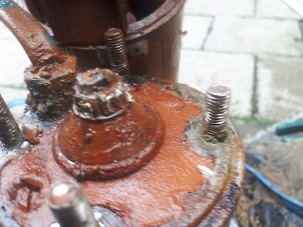 Rostiges Metallbauteil mit Schrauben