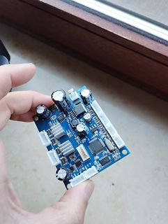 Handgehaltene Leiterplatte mit elektronischen Bauteilen