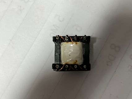 Nahaufnahme eines elektronischen Bauteils mit Kupferdrähten