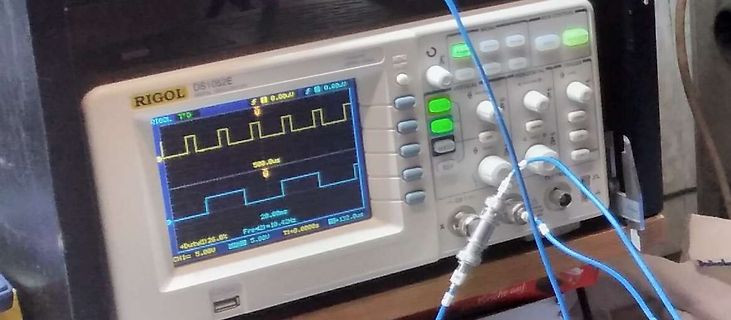 Rigol DS1052E Oszilloskop mit Rechtecksignal