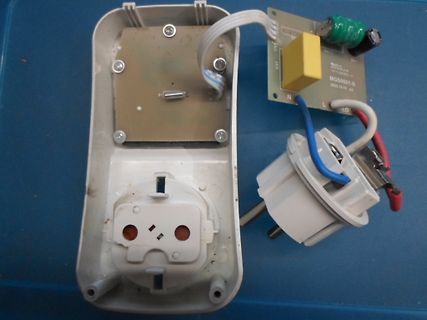 Zerlegtes Netzteil mit Platine und Stecker
