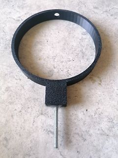 Schwarzer Ring mit Schraubmechanismus
