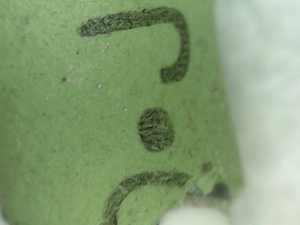 Makroaufnahme einer grünen Oberfläche mit Aufdruck