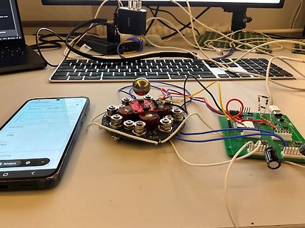 Elektronik-Aufbau mit Leiterplatten, Smartphone und Laptop