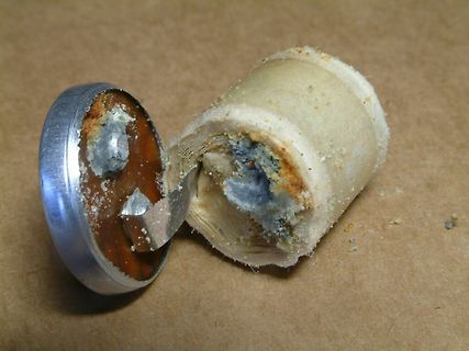 Defekter Elektrolytkondensator mit ausgelaufenem Elektrolyt