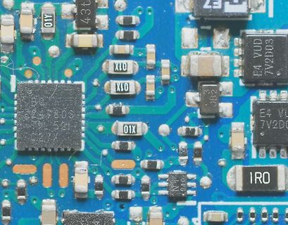 Makroaufnahme einer Leiterplatte mit SMD-Bauteilen