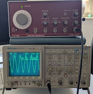 Funktionsgenerator und Oszilloskop auf Werkstatt-Tisch