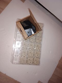 Elektronikbauteile in einer Kunststoffbox