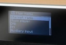 Display eines Radiogeräts mit Menüauswahl