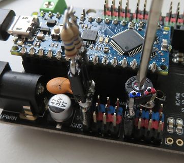 Nahaufnahme einer bestückten Leiterplatte mit Mikrocontroller
