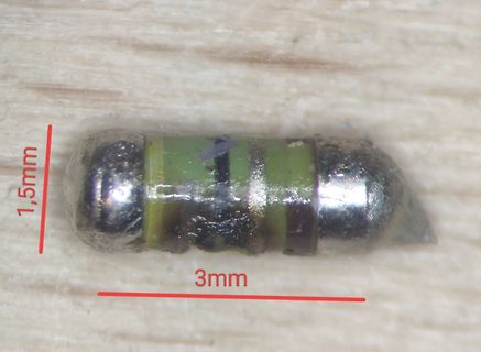 Kleines elektronisches Bauteil mit Maßangaben
